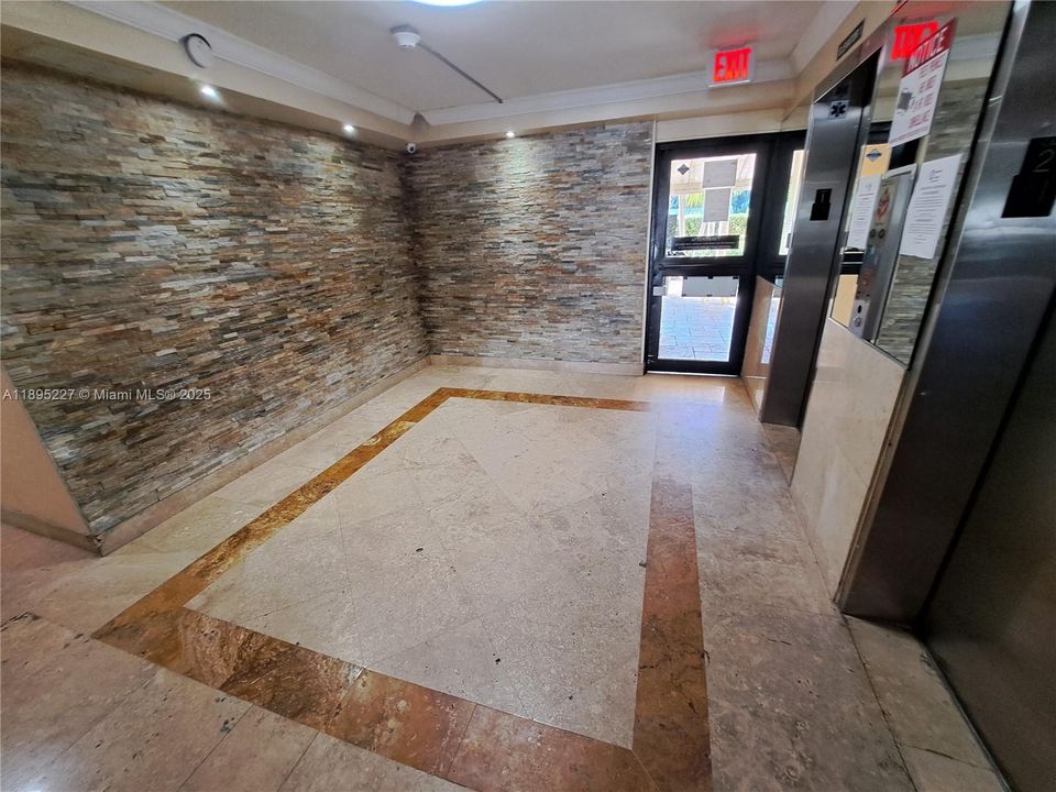 For Sale: $189,000 (1 beds, 1 baths, 778 Square Feet)