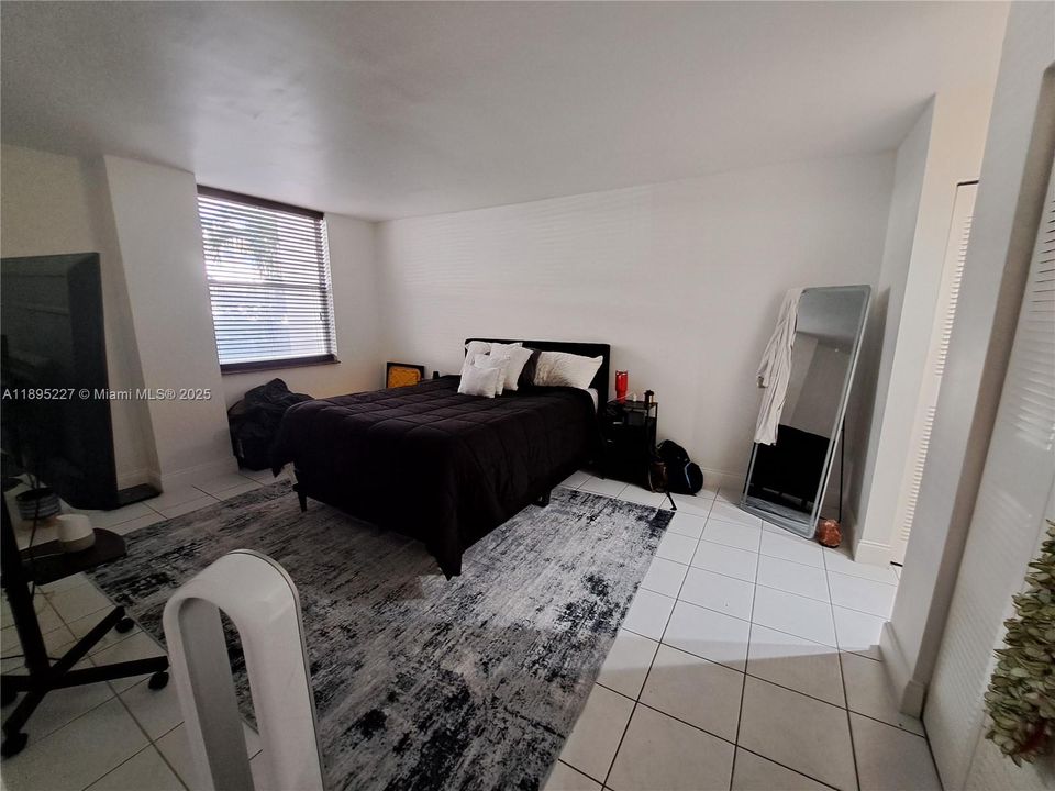 For Sale: $189,000 (1 beds, 1 baths, 778 Square Feet)