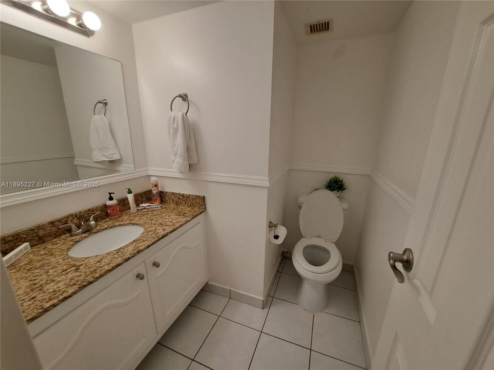 For Sale: $189,000 (1 beds, 1 baths, 778 Square Feet)