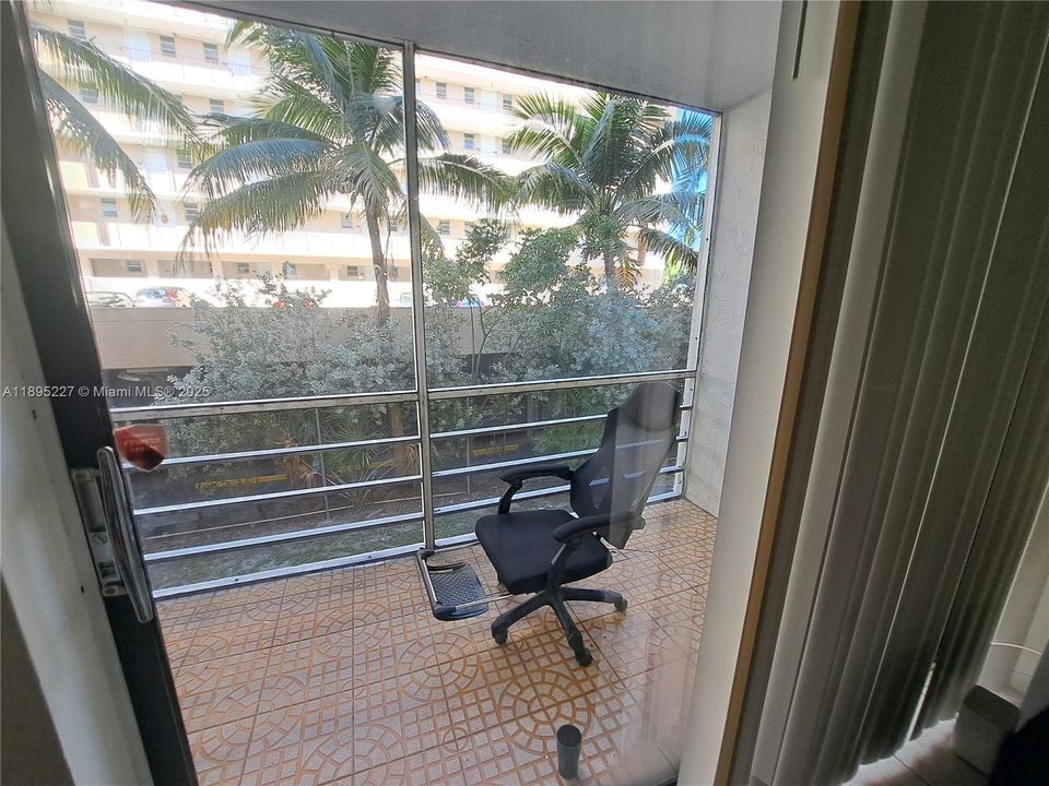 For Sale: $189,000 (1 beds, 1 baths, 778 Square Feet)