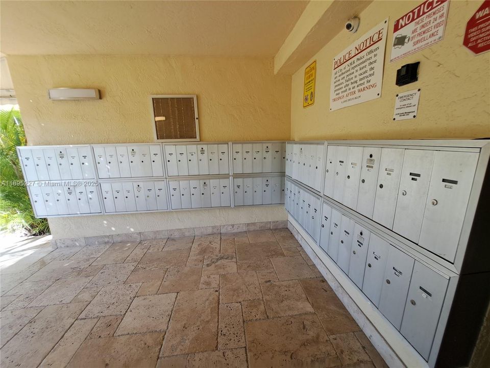 For Sale: $189,000 (1 beds, 1 baths, 778 Square Feet)