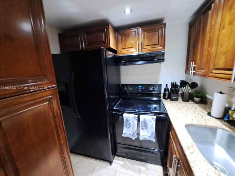 For Sale: $189,000 (1 beds, 1 baths, 778 Square Feet)