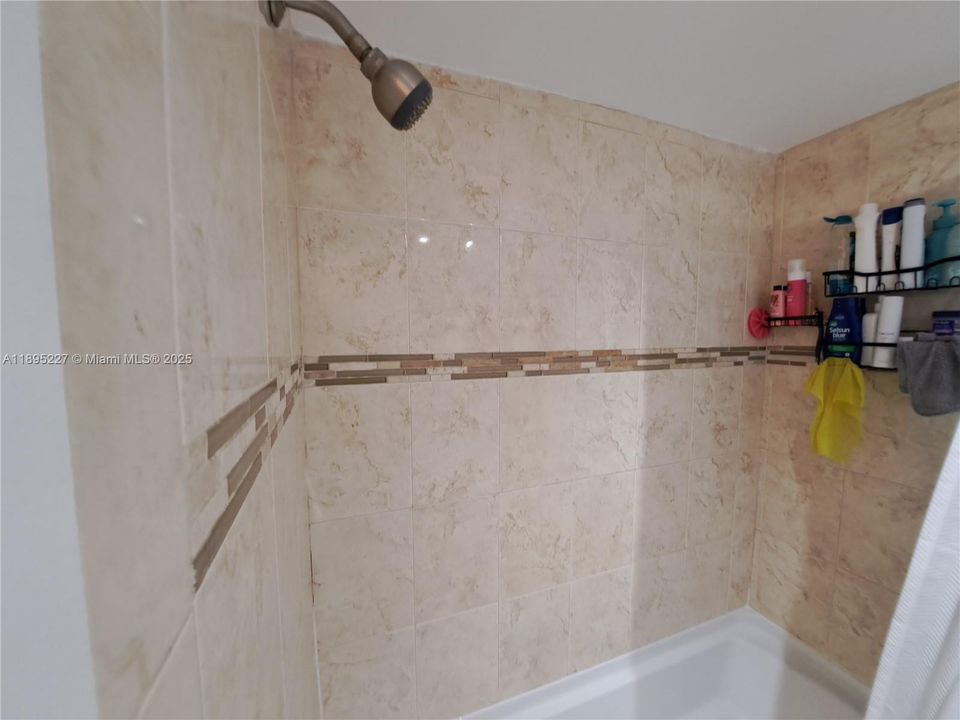 For Sale: $189,000 (1 beds, 1 baths, 778 Square Feet)