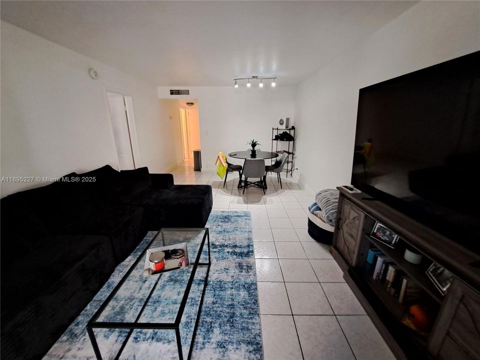 For Sale: $189,000 (1 beds, 1 baths, 778 Square Feet)