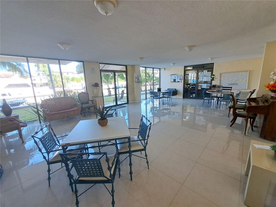 For Sale: $189,000 (1 beds, 1 baths, 778 Square Feet)