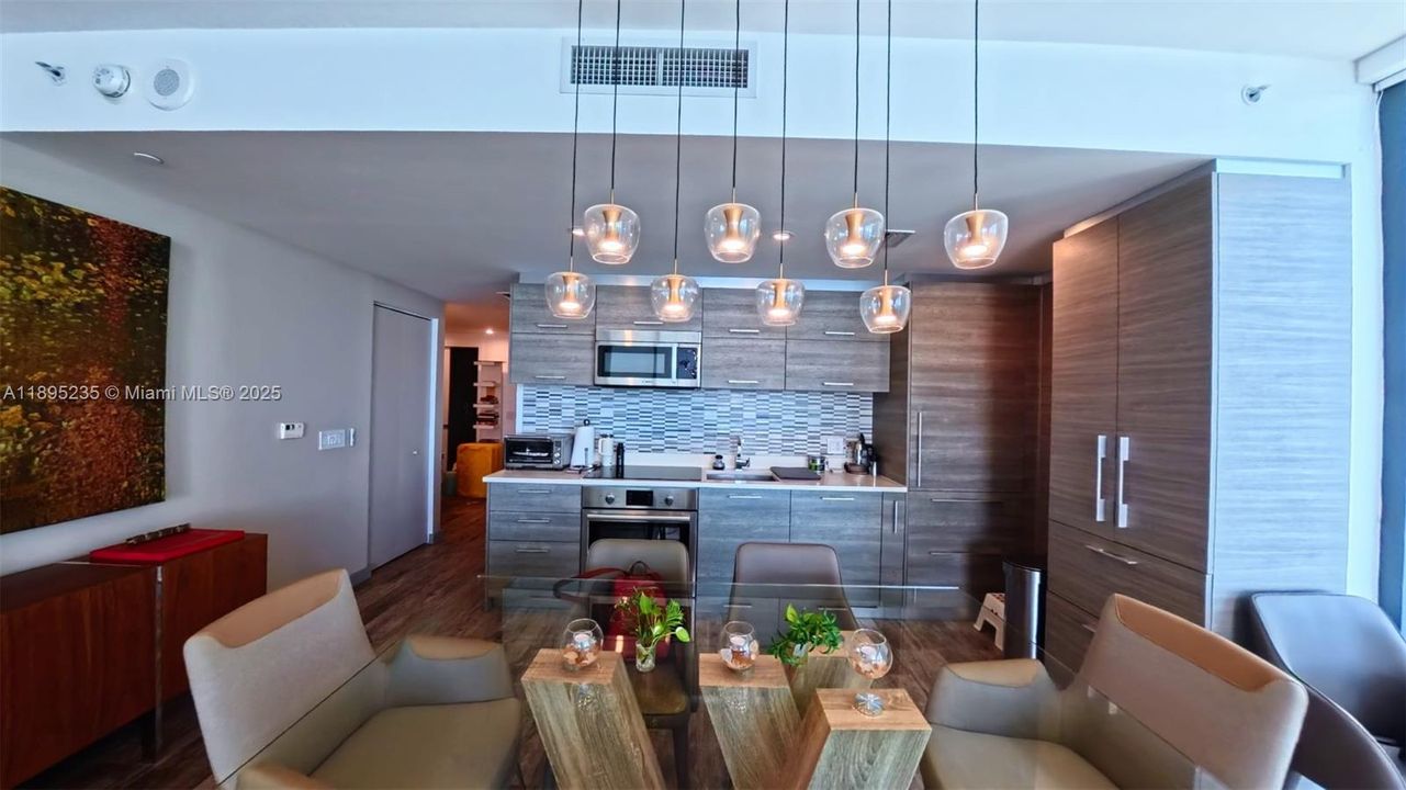 Под контрактом: $4,950 (1 спален, 2 ванн, 0 Квадратных фут)