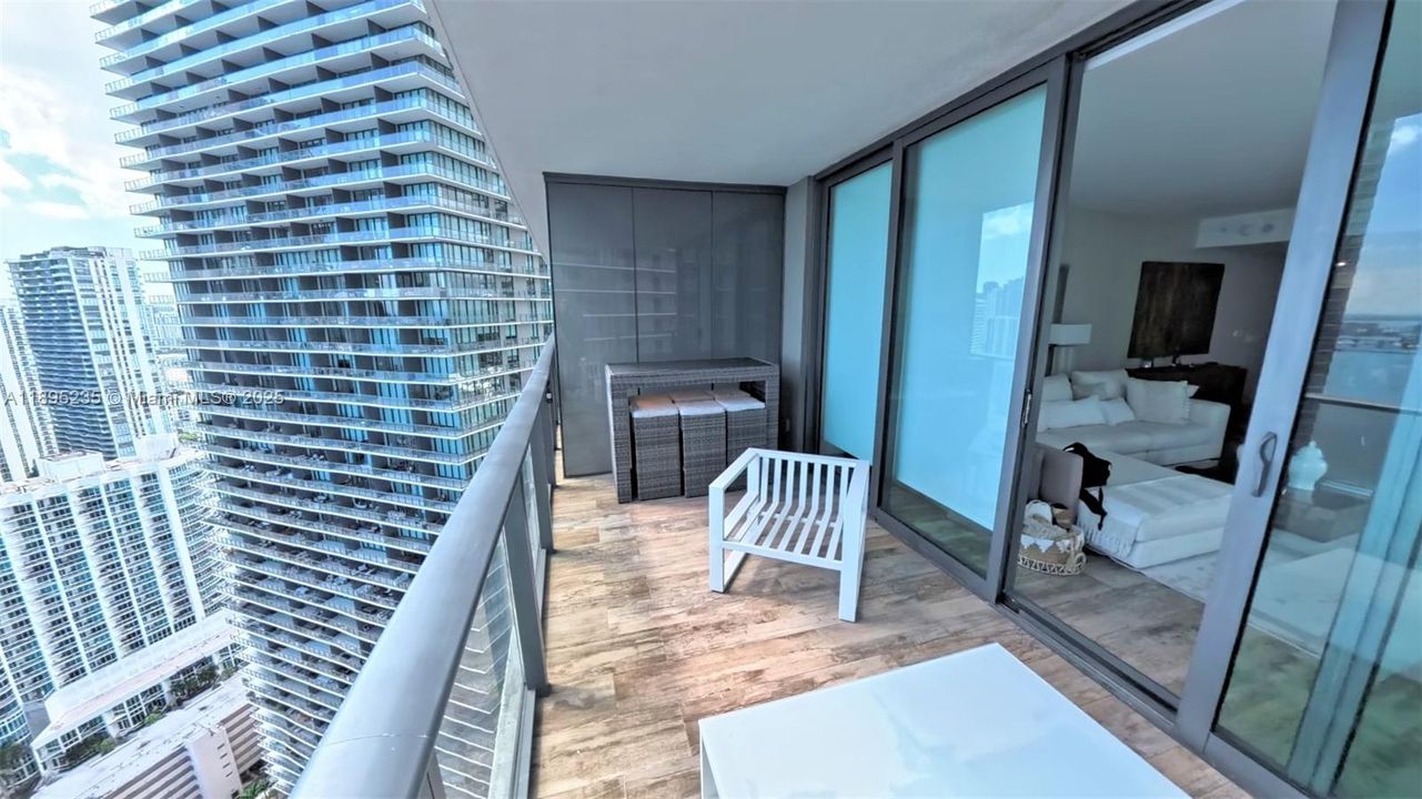 Под контрактом: $4,950 (1 спален, 2 ванн, 0 Квадратных фут)