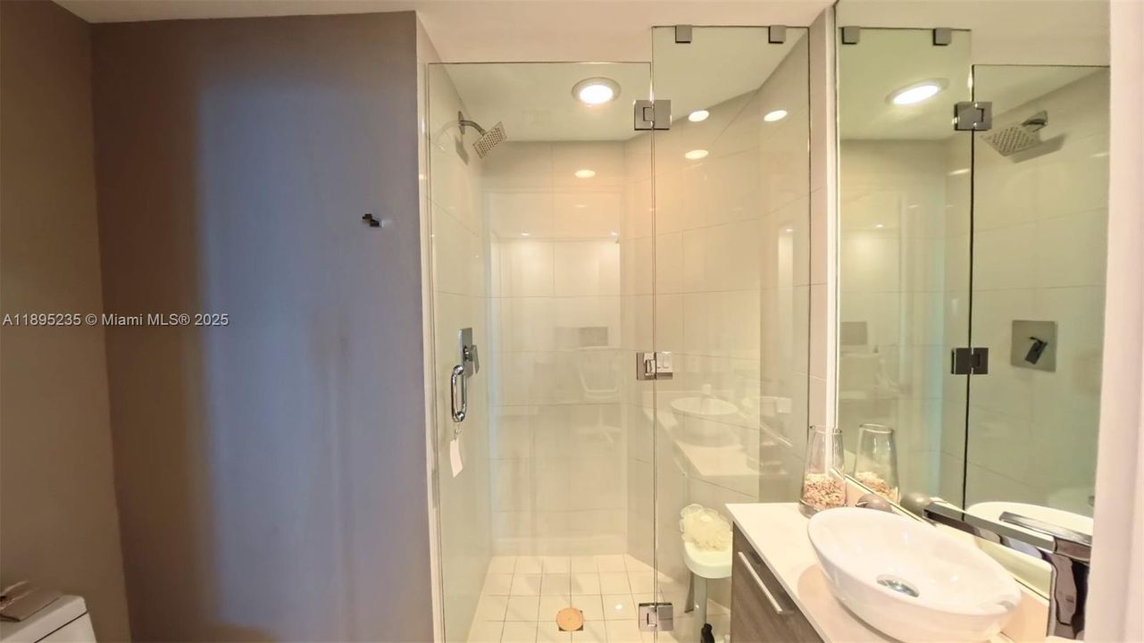 Под контрактом: $4,950 (1 спален, 2 ванн, 0 Квадратных фут)