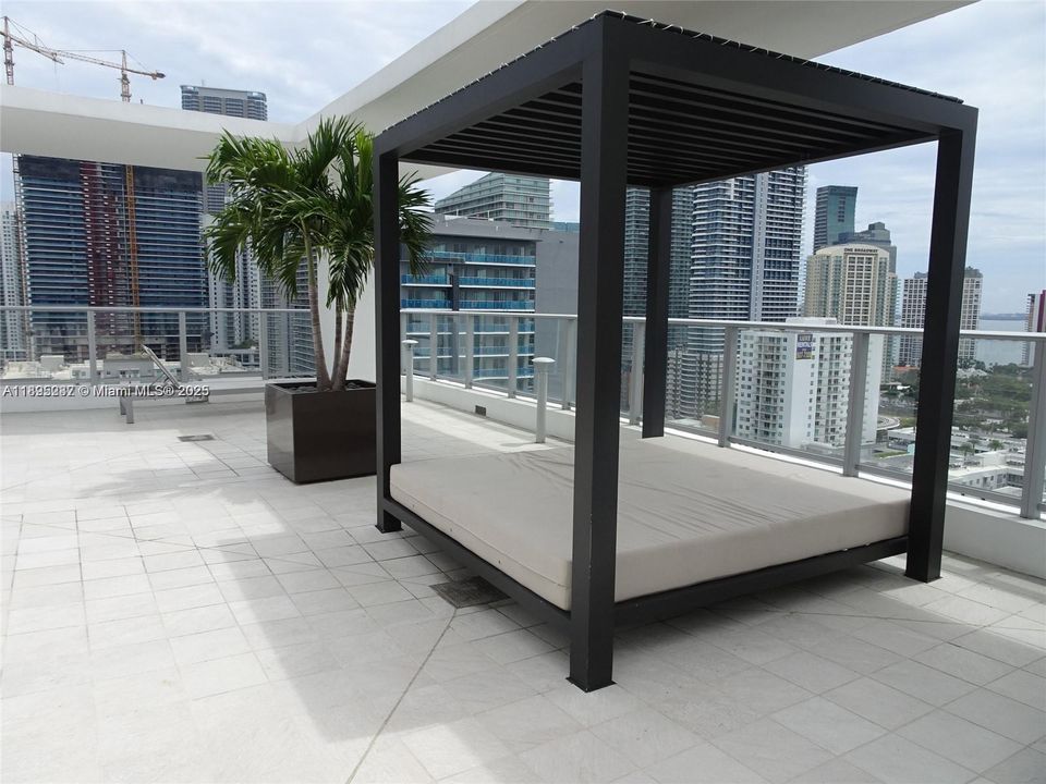 Recently Rented: $2,800 (1 beds, 1 baths, 722 Square Feet)