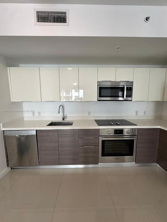 Recently Rented: $2,800 (1 beds, 1 baths, 722 Square Feet)