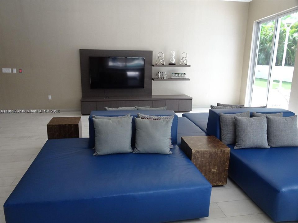 Recently Rented: $2,800 (1 beds, 1 baths, 722 Square Feet)