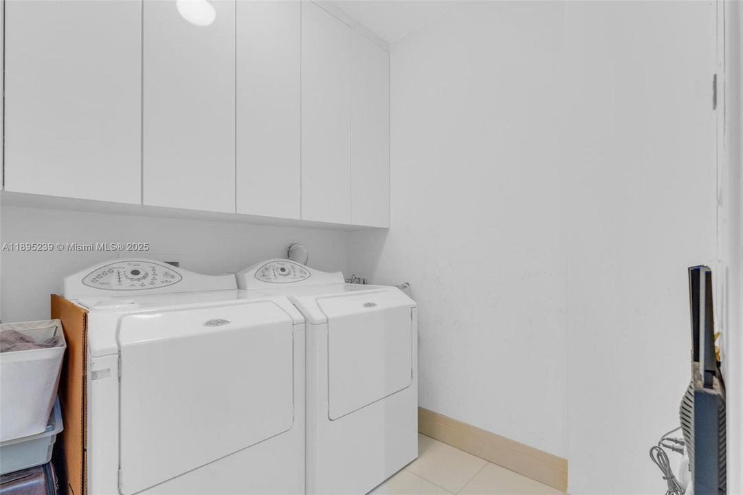 На продажу: $3,700,000 (2 спален, 2 ванн, 1897 Квадратных фут)