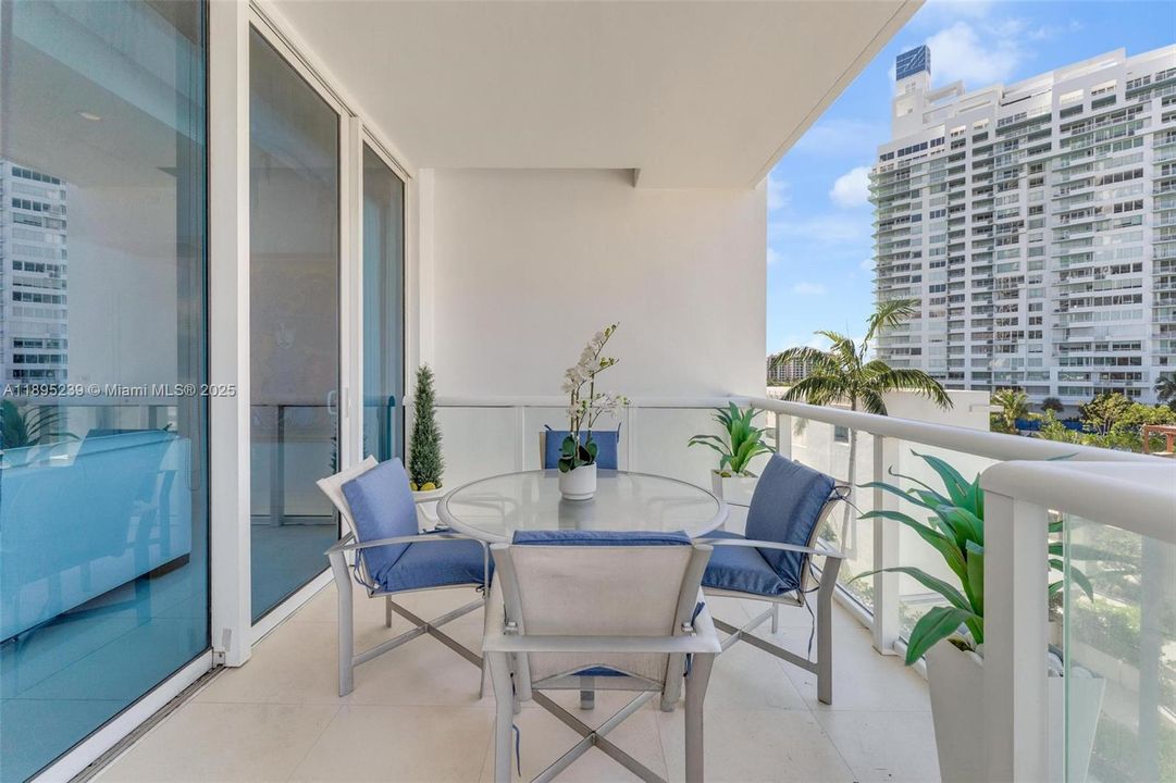 На продажу: $3,700,000 (2 спален, 2 ванн, 1897 Квадратных фут)