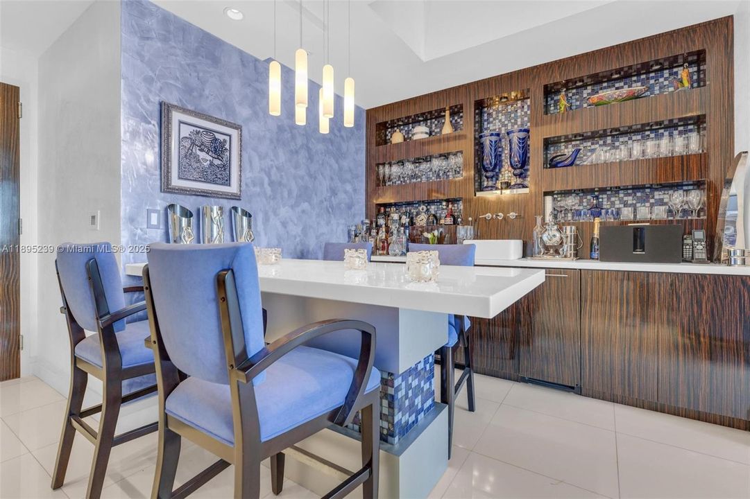 На продажу: $3,700,000 (2 спален, 2 ванн, 1897 Квадратных фут)