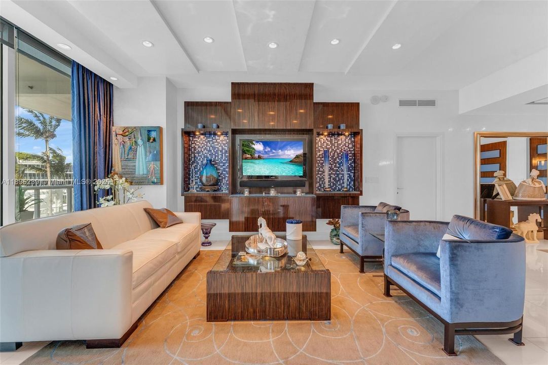 На продажу: $3,700,000 (2 спален, 2 ванн, 1897 Квадратных фут)