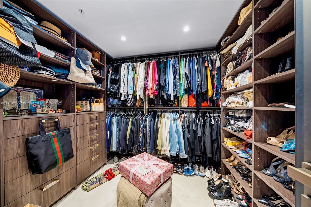 Active With Contract: $2,399,000 (3 beds, 3 baths, 2422 Square Feet)