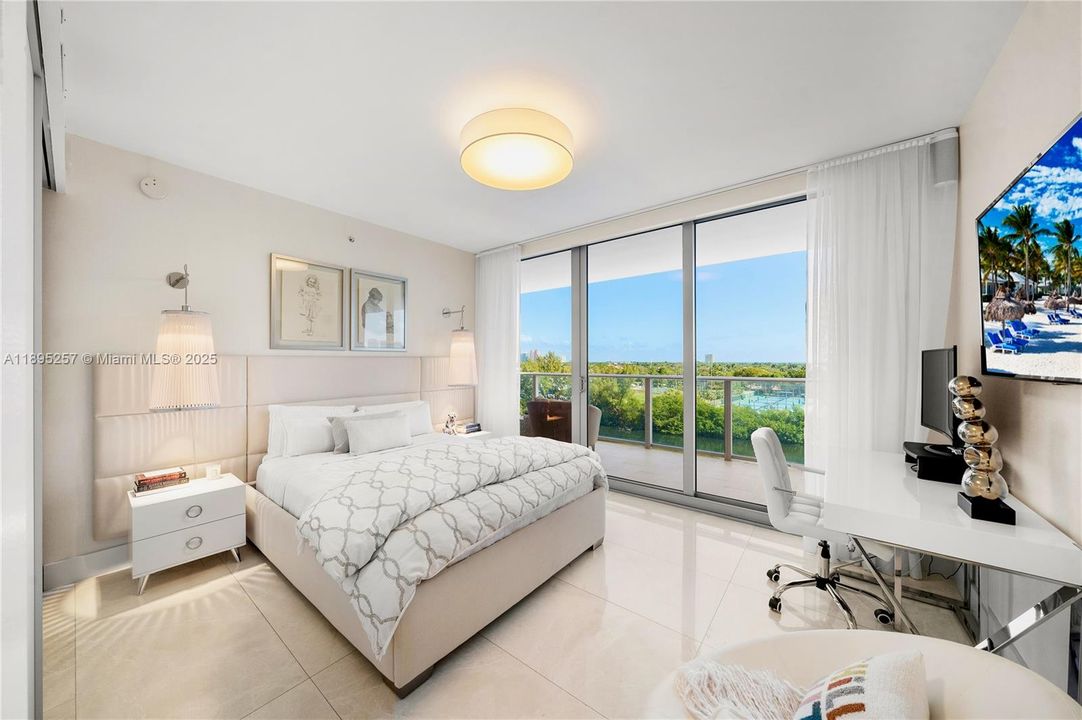 Active With Contract: $2,399,000 (3 beds, 3 baths, 2422 Square Feet)