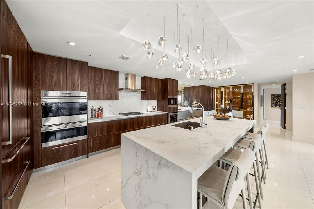 Active With Contract: $2,399,000 (3 beds, 3 baths, 2422 Square Feet)