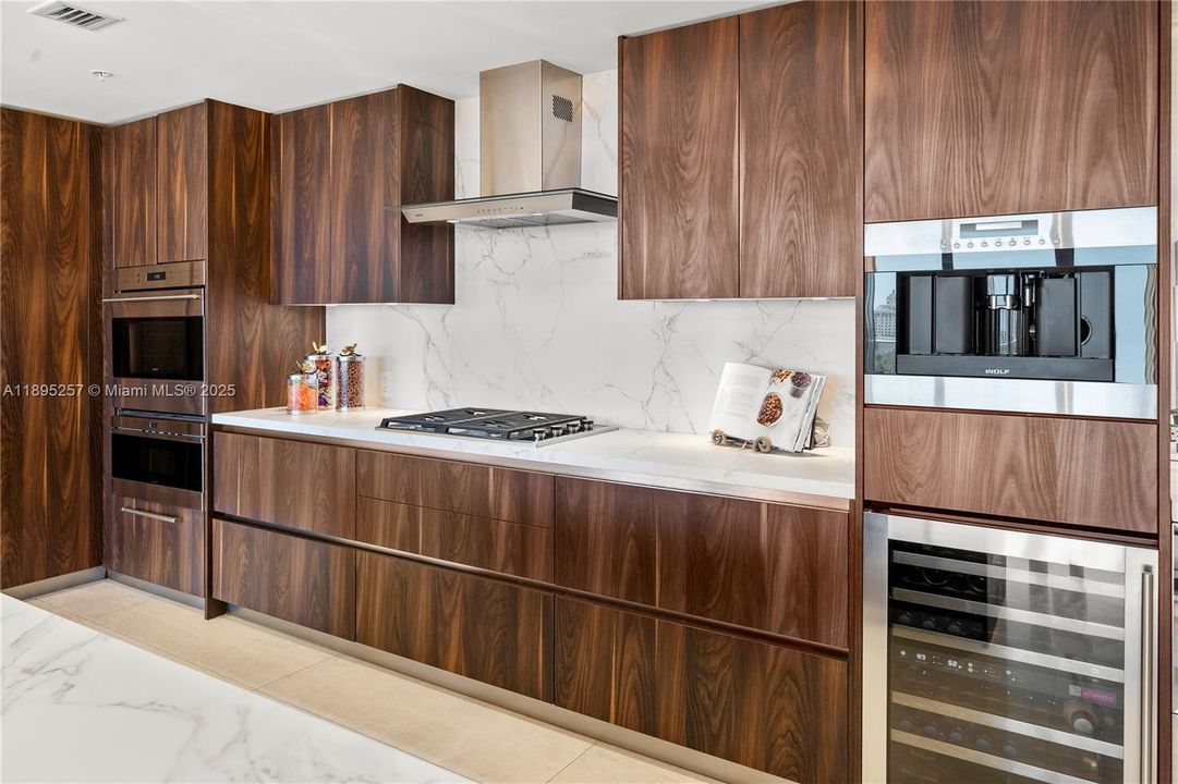 Active With Contract: $2,399,000 (3 beds, 3 baths, 2422 Square Feet)