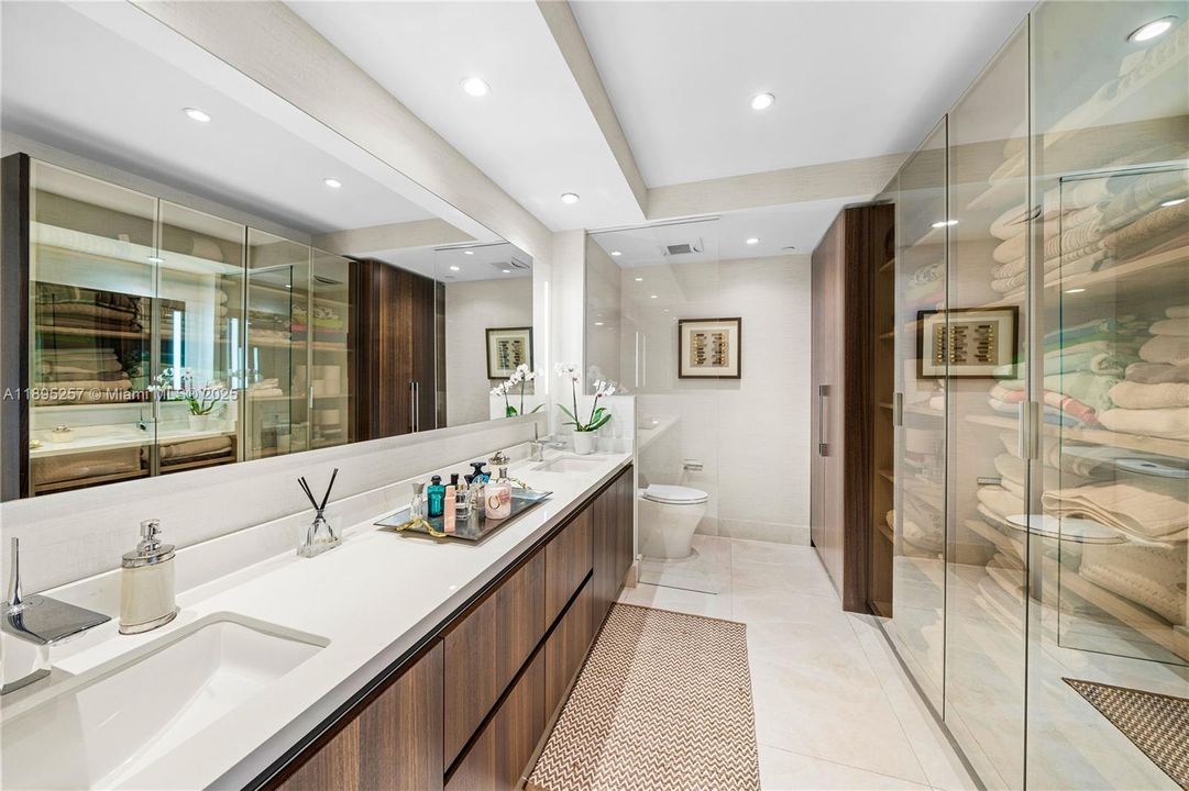 Active With Contract: $2,399,000 (3 beds, 3 baths, 2422 Square Feet)