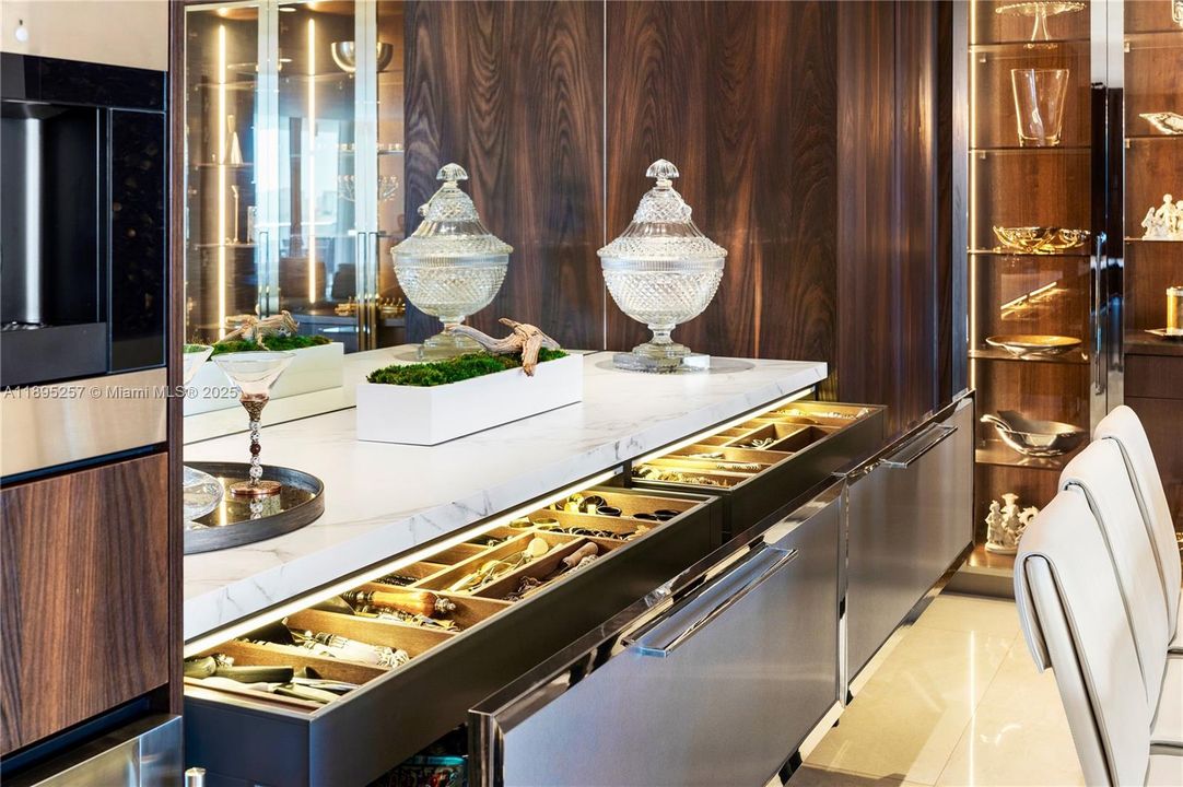 Active With Contract: $2,399,000 (3 beds, 3 baths, 2422 Square Feet)