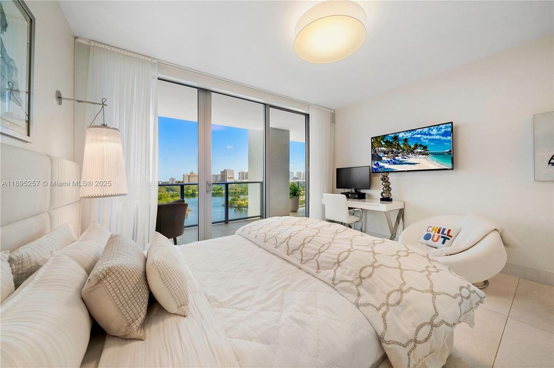 Active With Contract: $2,399,000 (3 beds, 3 baths, 2422 Square Feet)