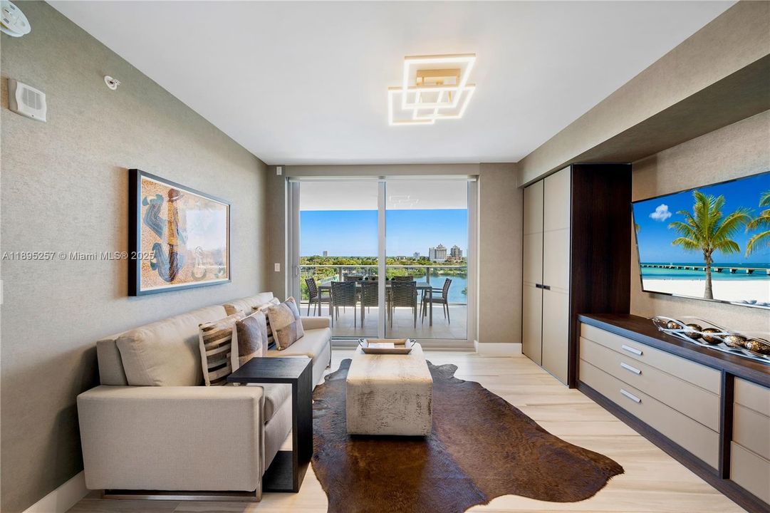 Active With Contract: $2,399,000 (3 beds, 3 baths, 2422 Square Feet)