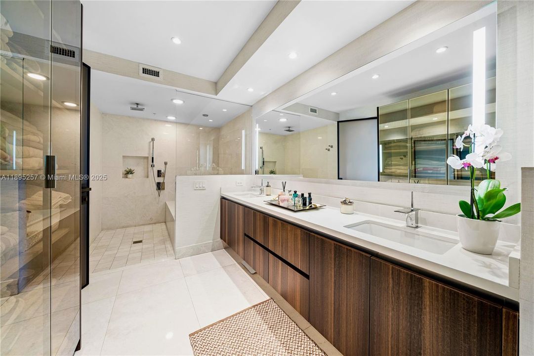 Active With Contract: $2,399,000 (3 beds, 3 baths, 2422 Square Feet)