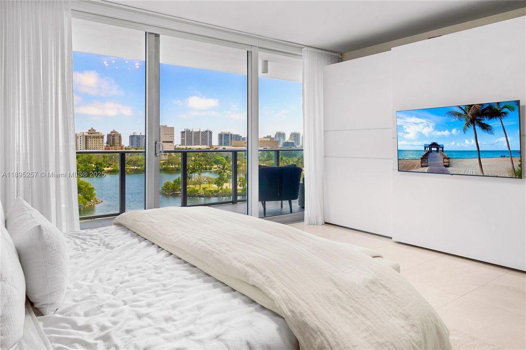 Active With Contract: $2,399,000 (3 beds, 3 baths, 2422 Square Feet)