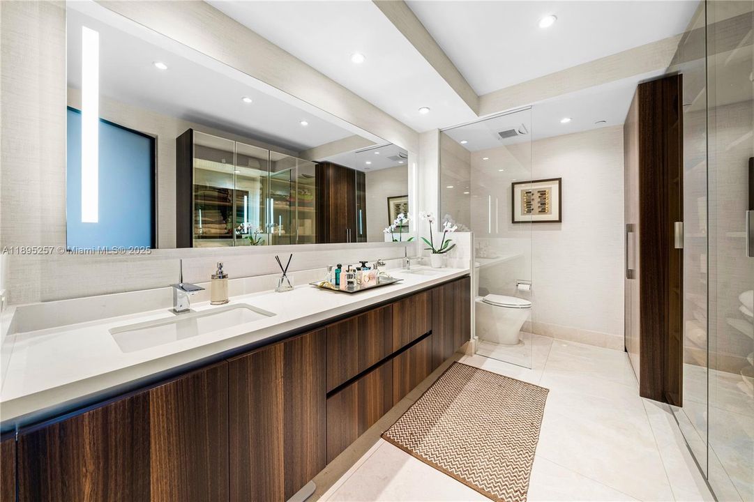 Active With Contract: $2,399,000 (3 beds, 3 baths, 2422 Square Feet)