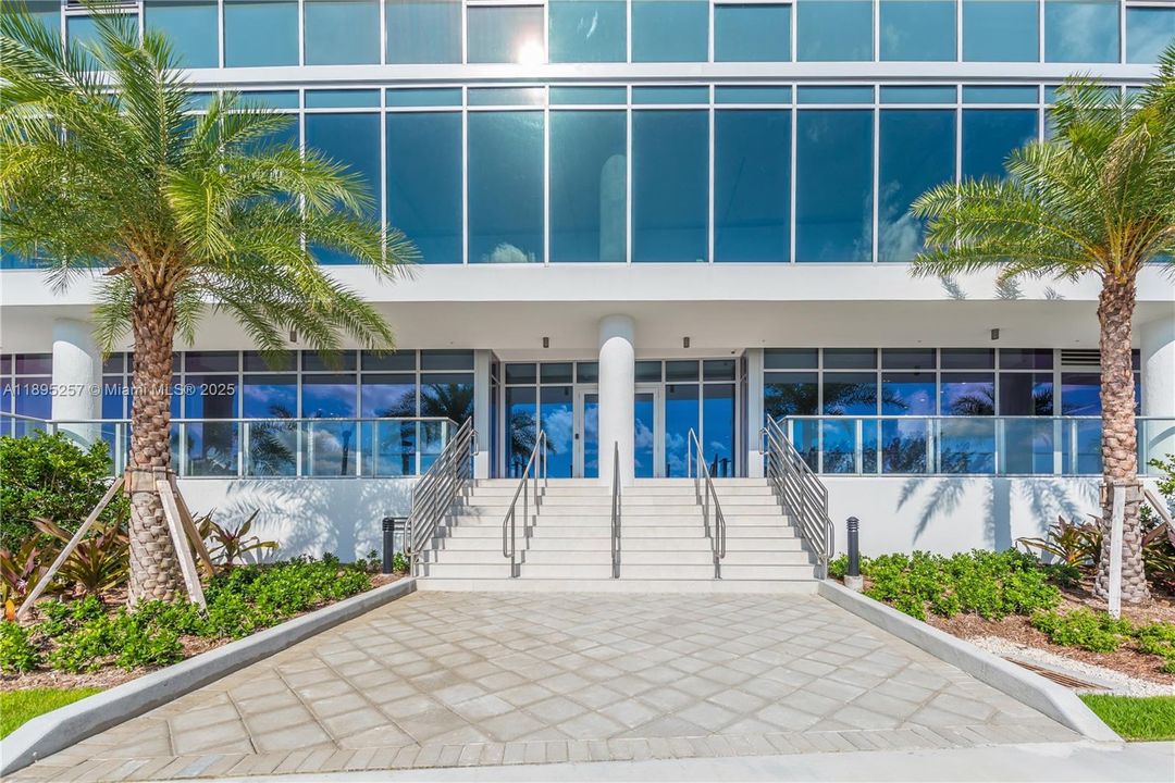 Active With Contract: $2,399,000 (3 beds, 3 baths, 2422 Square Feet)