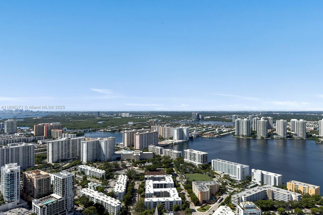 На продажу: $13,000,000 (4 спален, 5 ванн, 4021 Квадратных фут)