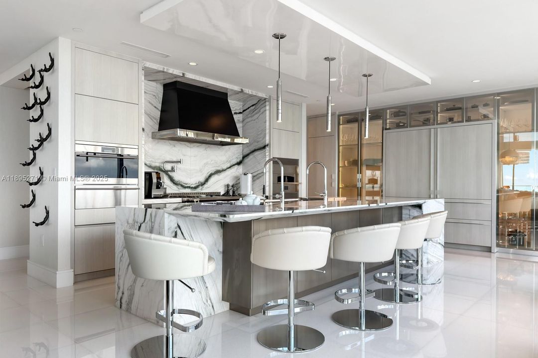 На продажу: $13,000,000 (4 спален, 5 ванн, 4021 Квадратных фут)