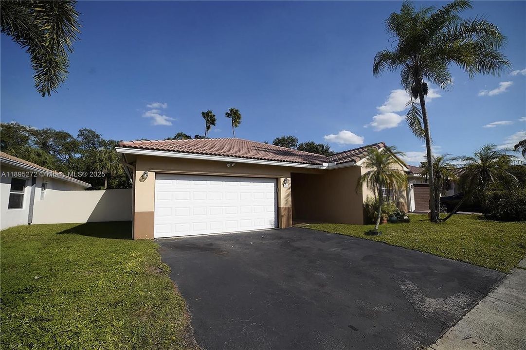 Activo con contrato: $520,000 (3 camas, 2 baños, 1727 Pies cuadrados)