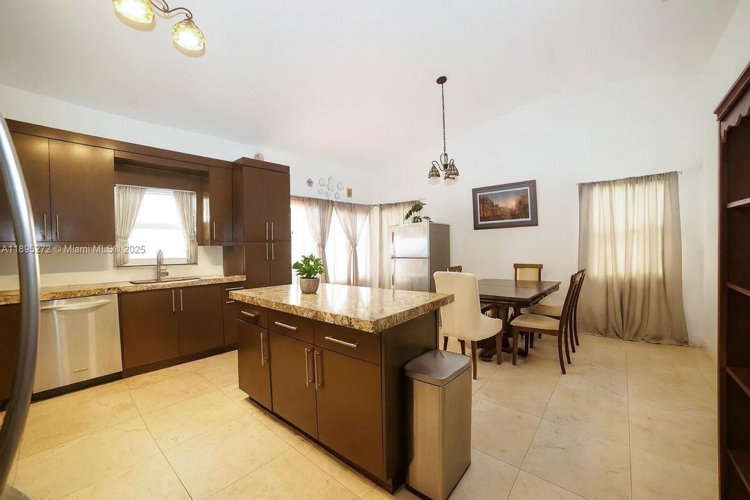 Activo con contrato: $520,000 (3 camas, 2 baños, 1727 Pies cuadrados)