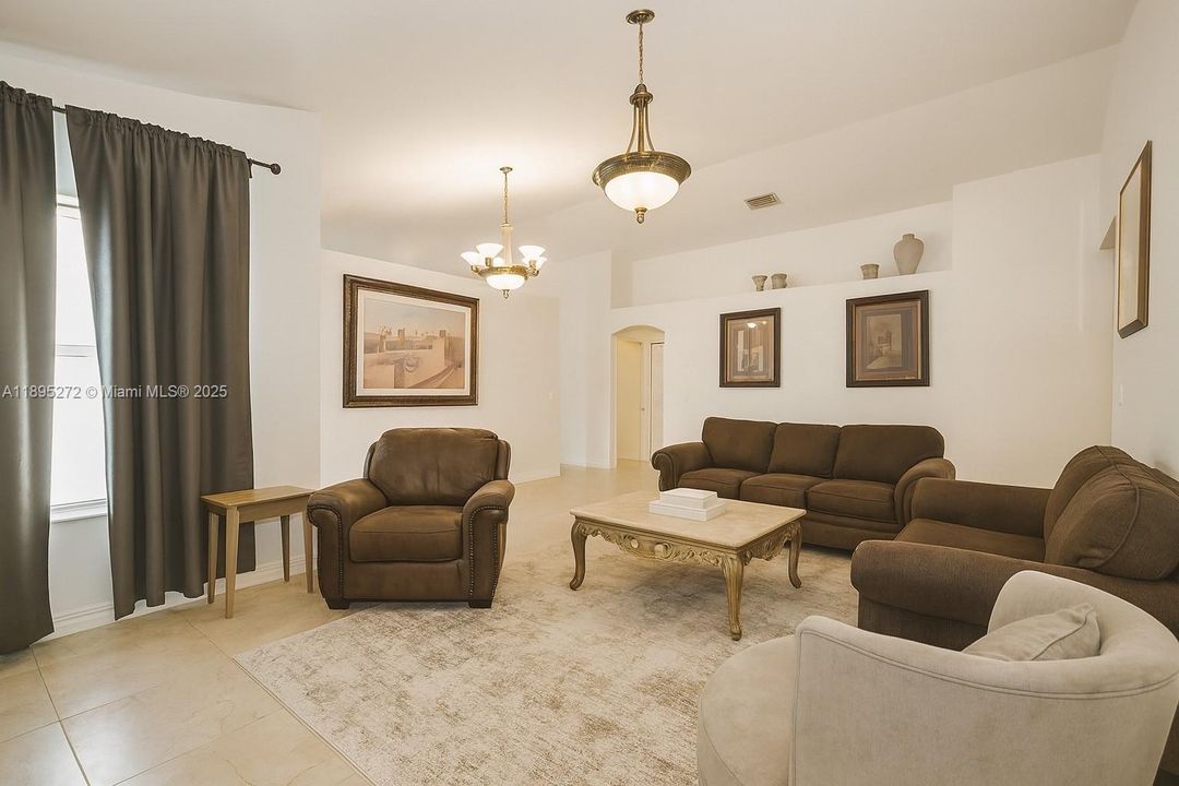 Activo con contrato: $520,000 (3 camas, 2 baños, 1727 Pies cuadrados)