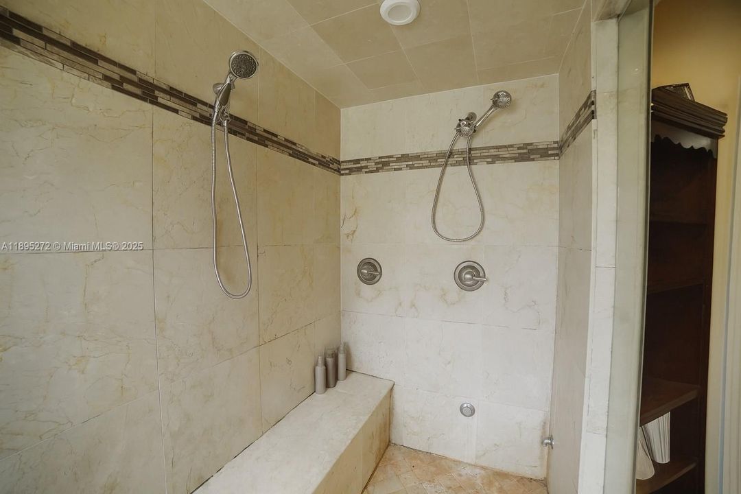 Activo con contrato: $520,000 (3 camas, 2 baños, 1727 Pies cuadrados)