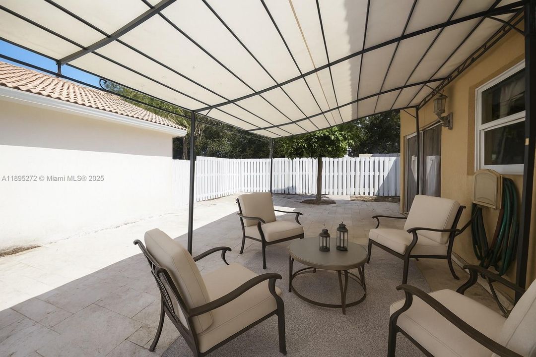 Activo con contrato: $520,000 (3 camas, 2 baños, 1727 Pies cuadrados)