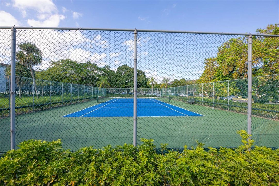 For Sale: $190,000 (2 beds, 2 baths, 1044 Square Feet)