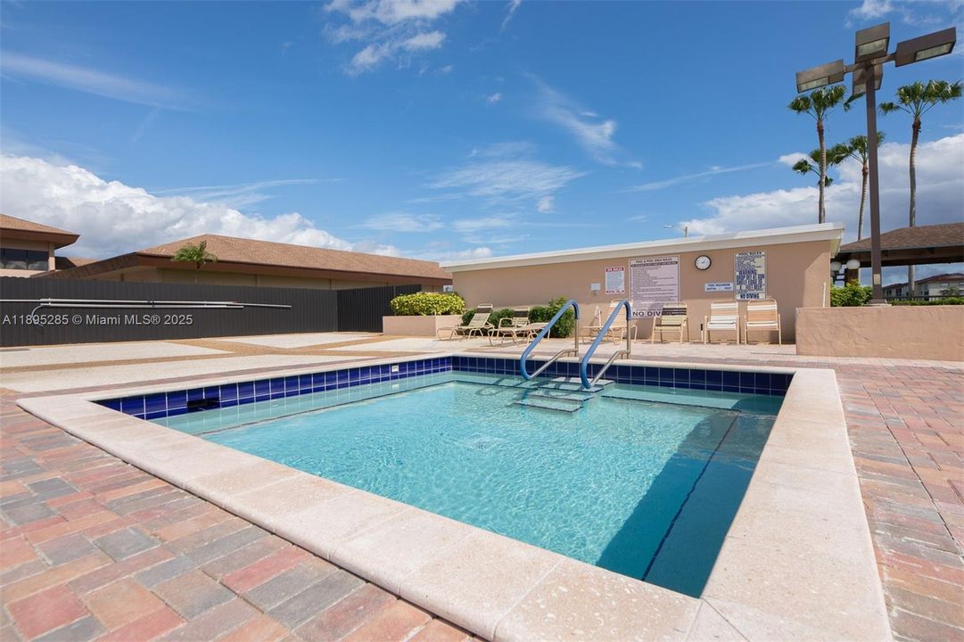 For Sale: $190,000 (2 beds, 2 baths, 1044 Square Feet)