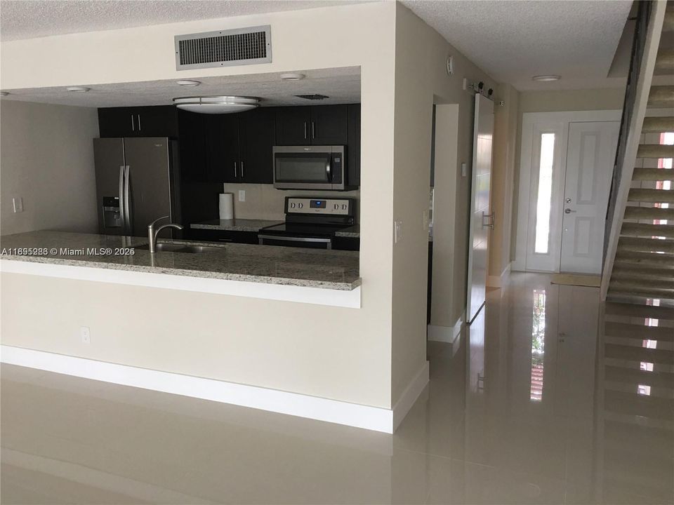 最近租的: $3,000 (2 贝兹, 2 浴室, 1318 平方英尺)