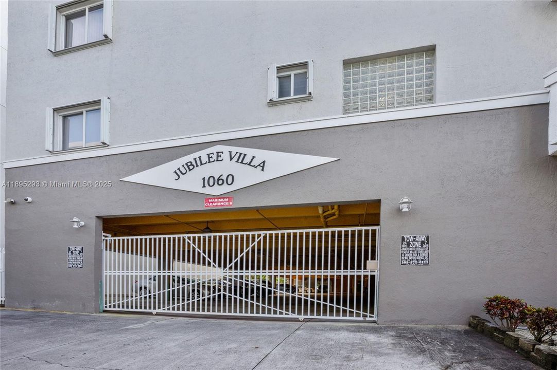 For Rent: $2,300 (2 beds, 2 baths, 865 Square Feet)