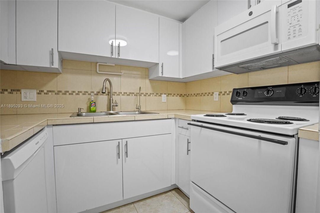 For Rent: $2,300 (2 beds, 2 baths, 865 Square Feet)
