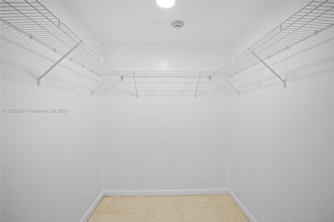 For Rent: $2,300 (2 beds, 2 baths, 865 Square Feet)