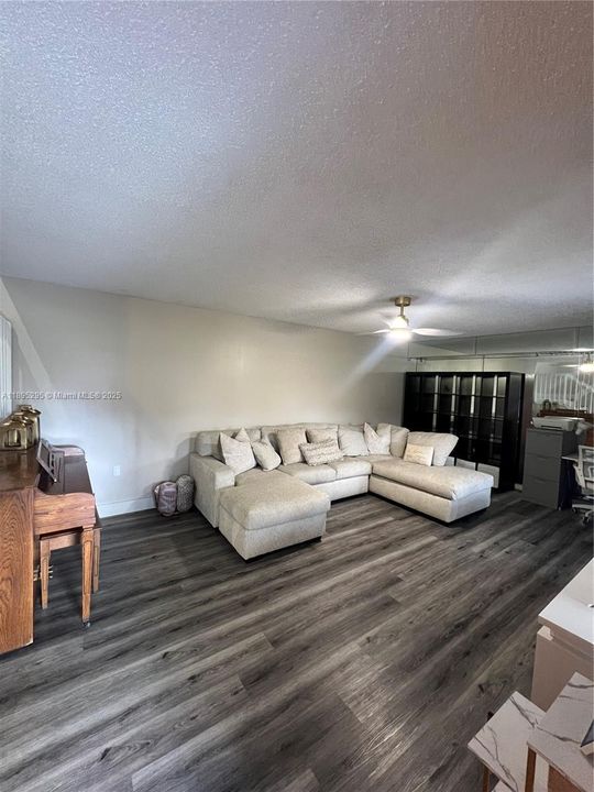 最近租的: $2,300 (2 贝兹, 2 浴室, 1236 平方英尺)