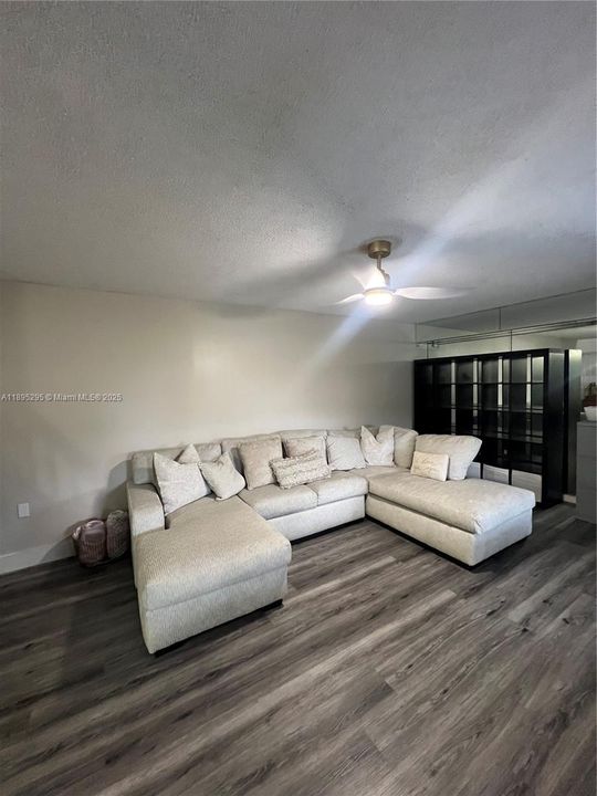 最近租的: $2,300 (2 贝兹, 2 浴室, 1236 平方英尺)