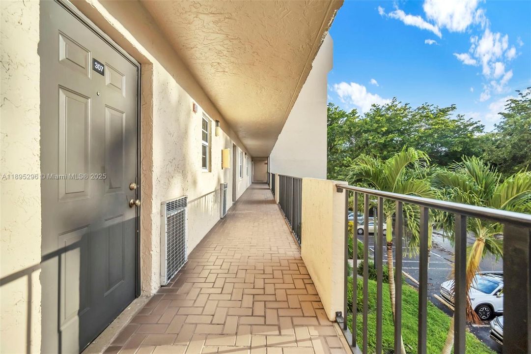 Active With Contract: $225,000 (2 beds, 2 baths, 1180 Square Feet)