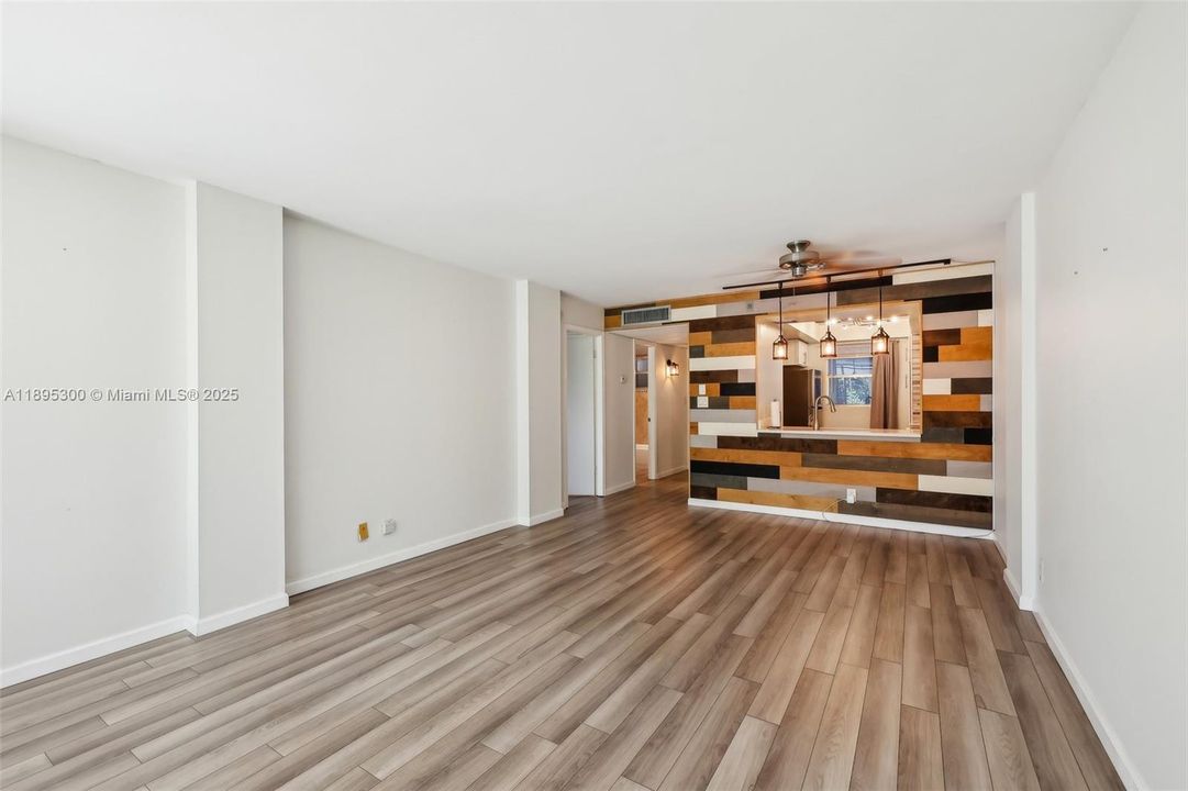 Active With Contract: $148,000 (1 beds, 1 baths, 750 Square Feet)