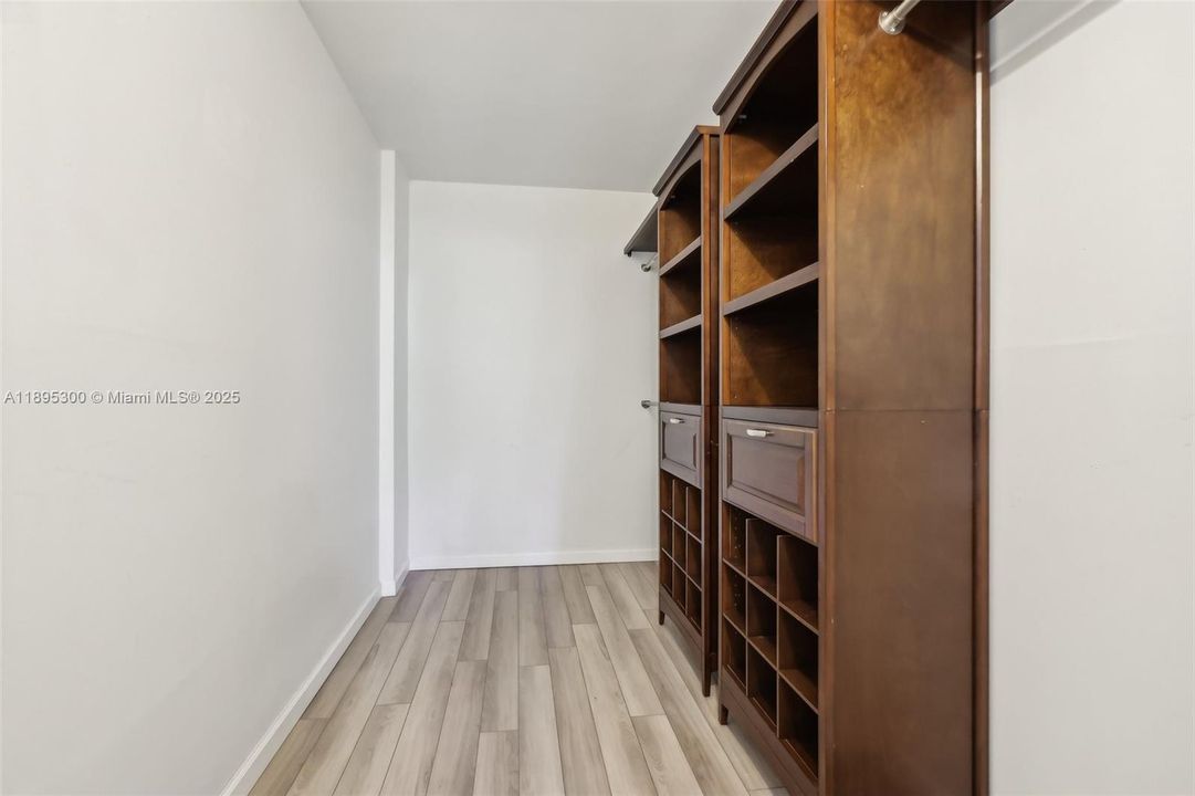 Active With Contract: $148,000 (1 beds, 1 baths, 750 Square Feet)