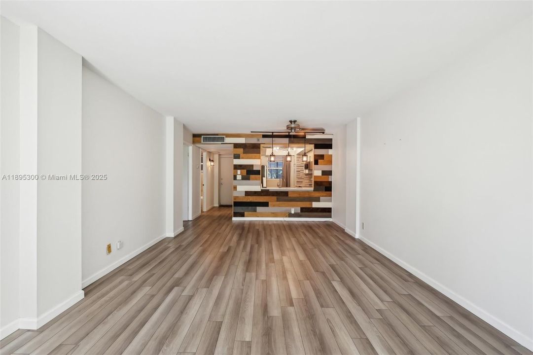 Active With Contract: $148,000 (1 beds, 1 baths, 750 Square Feet)